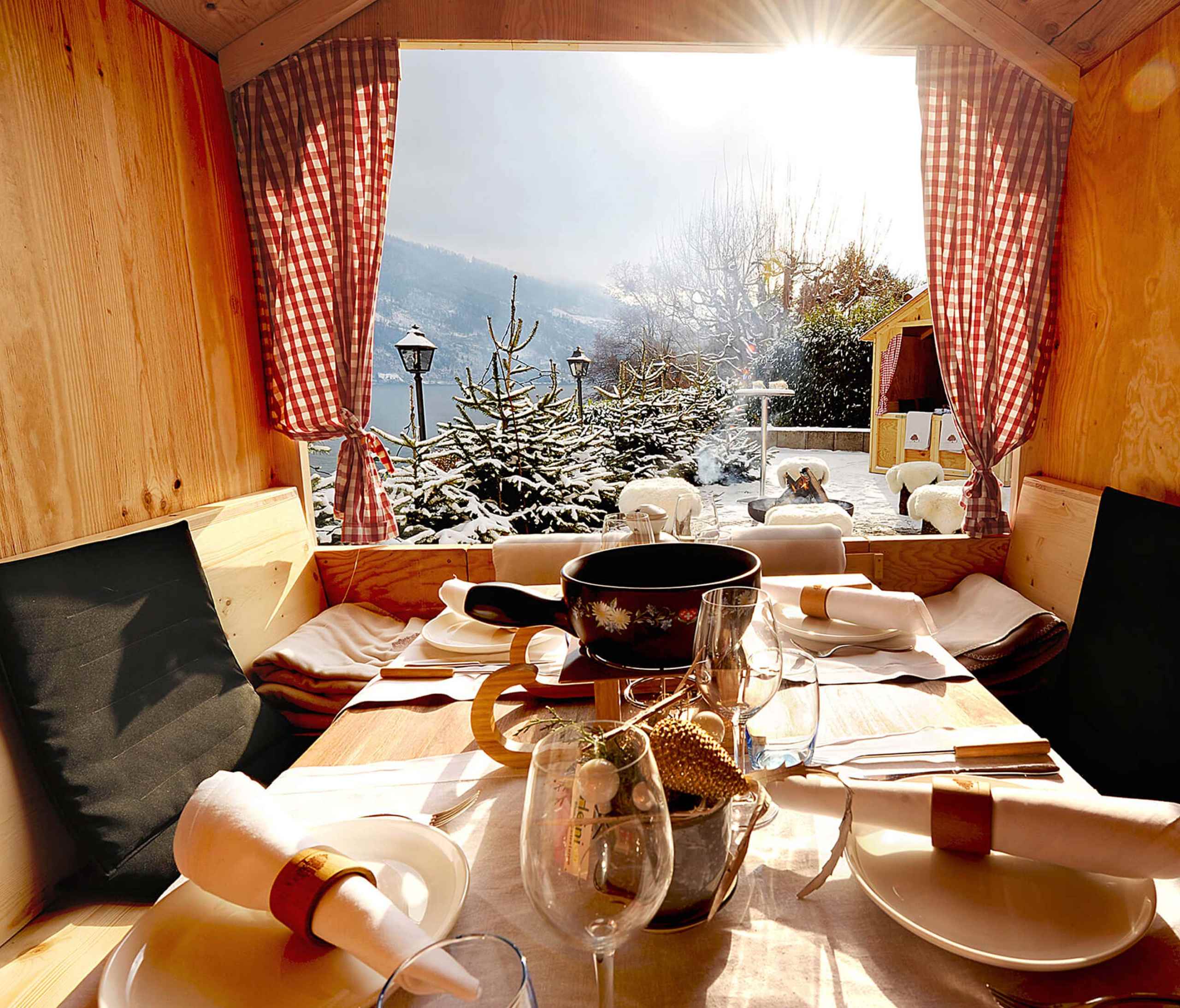 Saunaboot Hotel Kastanienbaum – das Sauna Erlebnis mitten auf dem Vierwaldstättersee Saunaboot Hotel Kastanienbaum - das Sauna Erlebnis mitten auf dem Vierwaldstättersee